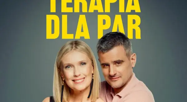 Para uśmiecha się do kamery na tle napisu "TERAPIA DLA PAR".