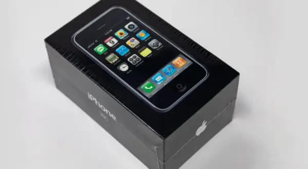Boîte scellée du premier iPhone, un objet de collection qui représente le prix premier iPhone.