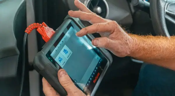 Mekaniker diagnostiserar ett **Mercedes Vito problem** med en skanner.