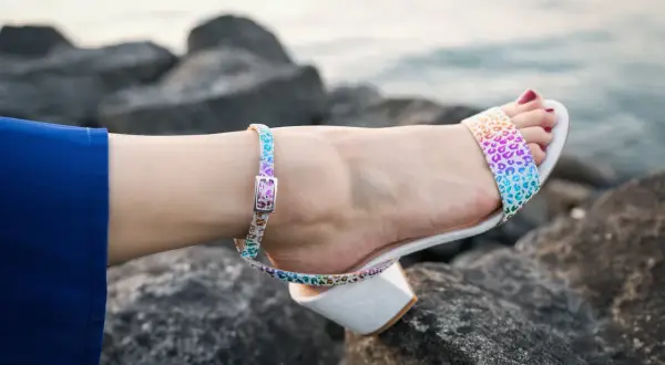 Sandali con tacco multicolor con fantasia leopardata arcobaleno, perfetti per una passeggiata al mare.