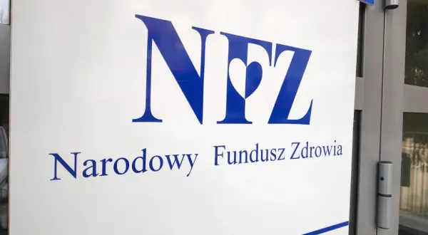 Logo NFZ i napis "Narodowy Fundusz Zdrowia". Dowiedz się, jak sprawdzić kolejkę do sanatorium.