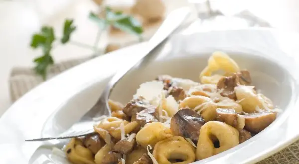 Najlepsze sosy do tortellini z grzybami, które zachwycą smakami