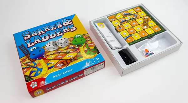 Caja del juego Serpientes y Escaleras con tablero, dados y fichas. ¡A jugar!
