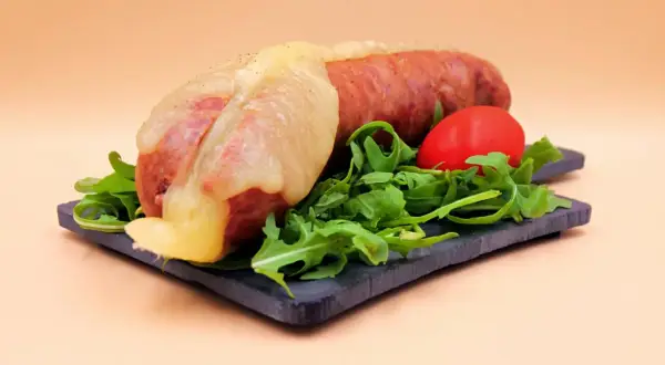 Pyszna kiełbasa z piekarnika z serem - łatwy przepis na obiad