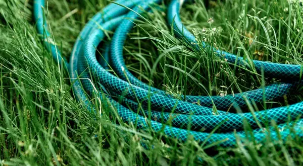 Ile wody leci z węża ogrodowego? Kluczowe czynniki wpływające na przepływ