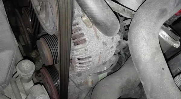 Ile czasu zajmuje wymiana alternatora? Sprawdź, zanim naprawisz auto