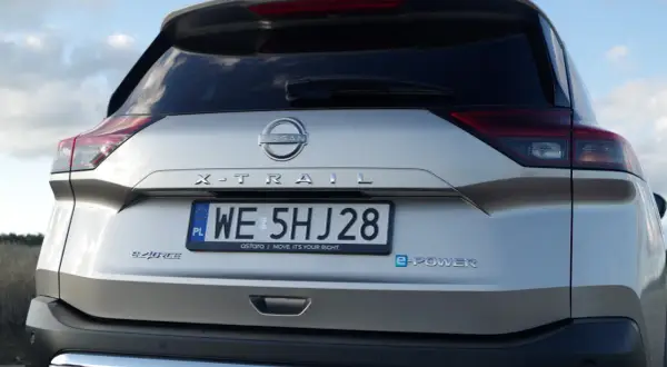 Tylna część srebrnego Nissana X-Trail e-POWER z polskimi tablicami rejestracyjnymi WE 5HJ28.