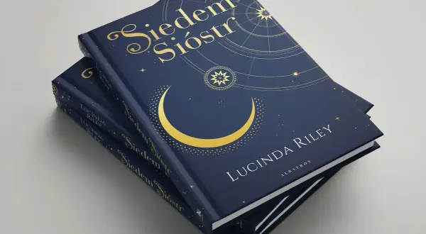 Stos książek "Siedem Sióstr" Lucindy Riley. Złoty księżyc i gwiazdy na granatowej okładce. Kolejność tomów jest ważna w tej serii.