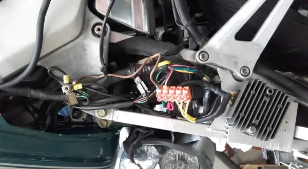 Gdzie są bezpieczniki Yamaha FJR 1300 i jak uniknąć problemów?