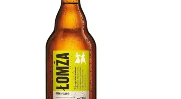 Butelka piwa Łomża smakowe, z etykietą w kolorze limonki, przedstawiającą tańczące postacie. Idealne na letnie wieczory.
