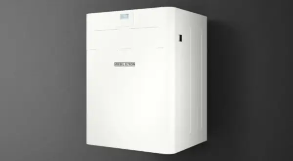 Biały, nowoczesny stiebel eltron rekuperator zamontowany na ciemnej ścianie. Urządzenie z dyskretnym wyświetlaczem i logo producenta.