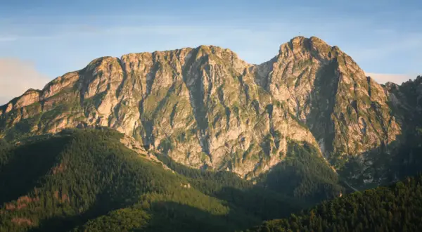 Majestatyczne Tatry o zachodzie słońca. Czy Giewont jest wyższy od Kasprowego? To pytanie zadają sobie turyści.