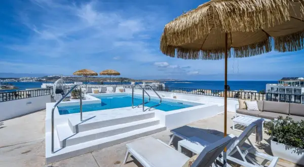 Basen na dachu hotelu z widokiem na morze, idealne miejsce na relaks. Malta oferuje wspaniałe widoki.