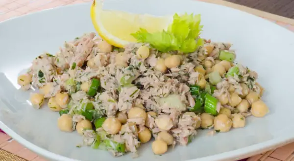 Ensalada de garbanzos con atún: tu receta perfecta y saludable