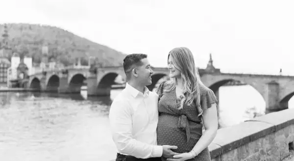 Ein Paar genießt den Blick auf die Alte Brücke, ein perfekter Ort für **Heidelberg Fotospots**.