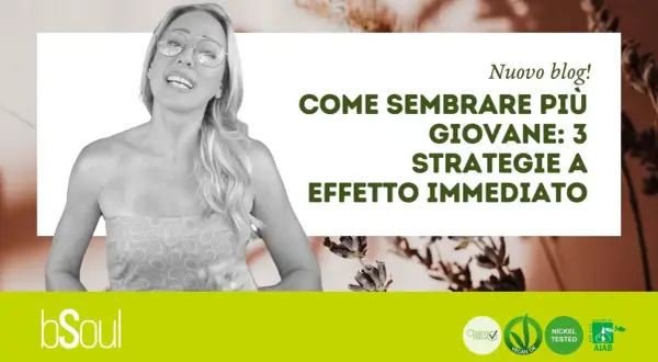 Donna con occhiali parla di come sembrare più giovane con 3 strategie a effetto immediato. Logo bSoul e certificazioni bio.