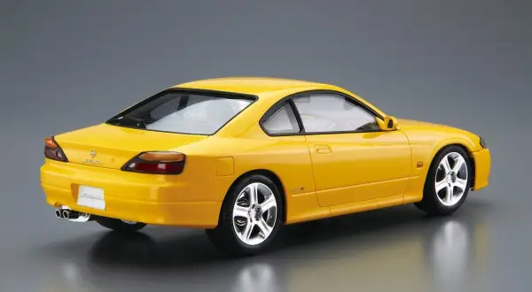 Żółty Nissan Silvia S15 z widokiem z tyłu i z boku.