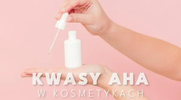 Dłonie trzymają białą buteleczkę z pipetką, sugerując pielęgnację z użyciem kwasy aha.