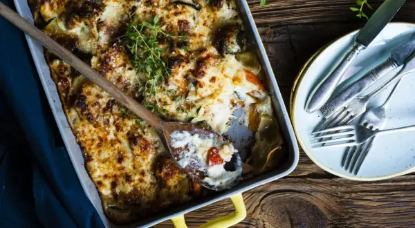 Pyszna, złocista lasagne warzywna w naczyniu, gotowa do podania. Idealny przepis na to, jak zrobić lasagne.