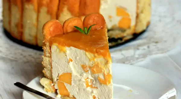 Pyszny sernik z mango i mascarpone, udekorowany biszkoptami i musem mango. Idealny deser na lato.