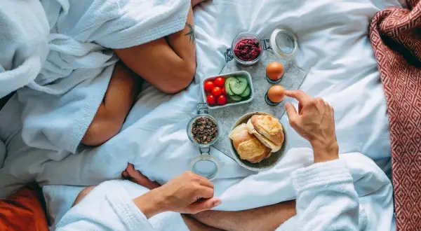 En mysig frukost på sängen på Marstrands Havshotell. Frukostmackor, ägg, grönsaker och müsli.