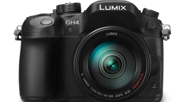 Czarny aparat Panasonic Lumix GH4 z obiektywem.