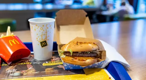 Ile kosztuje hamburger w McDonald's? Ceny w różnych miastach Polski