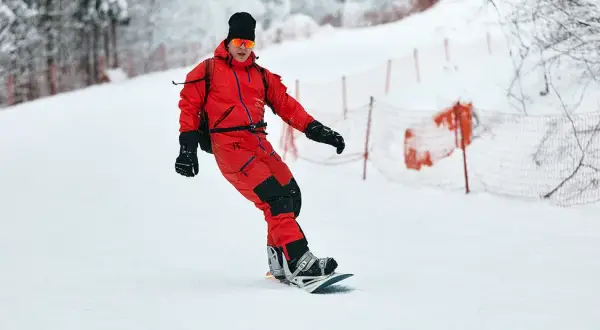 Co zabrać na snowboard: niezbędne rzeczy, które musisz mieć na stoku