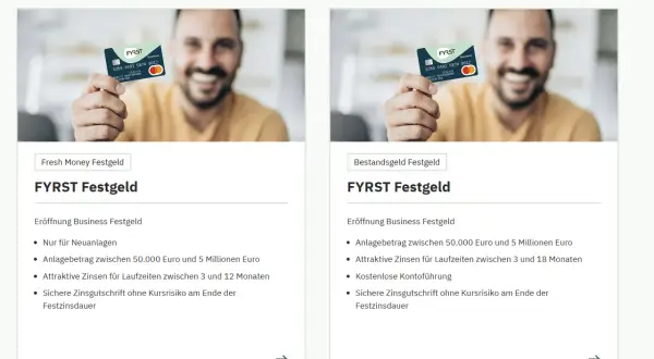Mann hält eine FYRST Bank Karte hoch. Links "Fresh Money Festgeld", rechts "Bestandsgeld Festgeld".