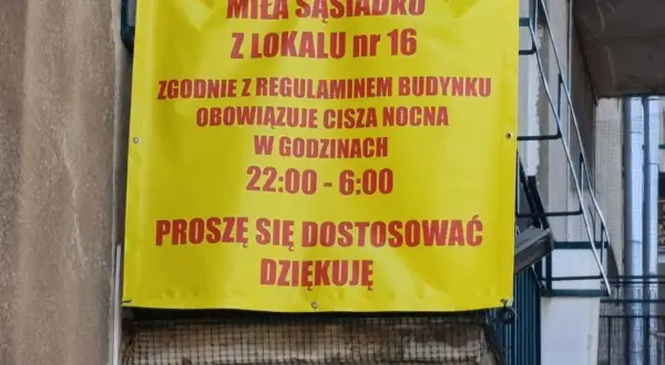Żółty baner informuje miłą sąsiadkę z lokalu nr 16, że zgodnie z regulaminem budynku obowiązuje cisza nocna w godzinach 22:00-6:00.