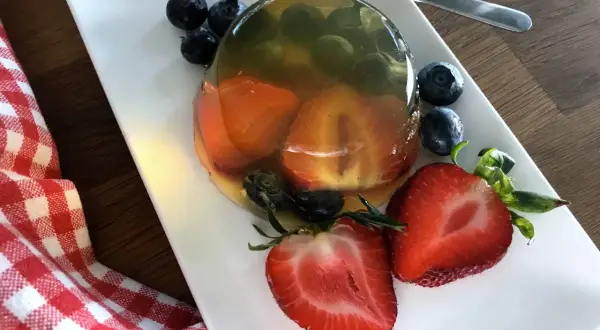 Postre de gelatina con fresas y arándanos, una de las muchas recetas con gelatina que puedes preparar.
