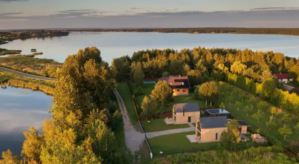 Idealne miejsce na romantyczny weekend lubelskie: nowoczesne domki nad jeziorem, otoczone zielenią i spokojem.