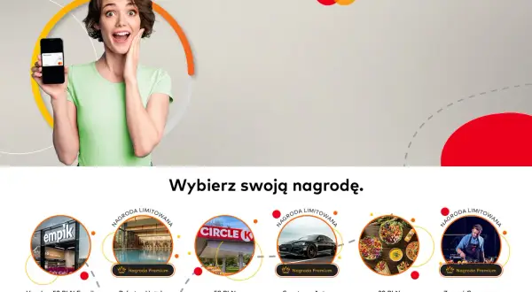 Kobieta cieszy się z nagród Mastercard® Bezcenne® Chwile: voucher do Empiku, pobyt w SPA, paliwo do Circle K, auto na weekend, do Salad Story i warsztaty kulinarne.