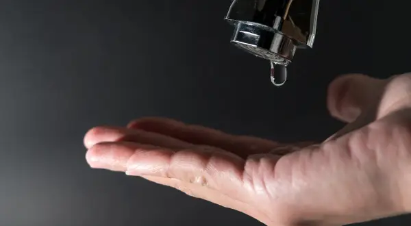 Brak ciepłej wody w bloku? Rozwiąż problem i poznaj swoje prawa!