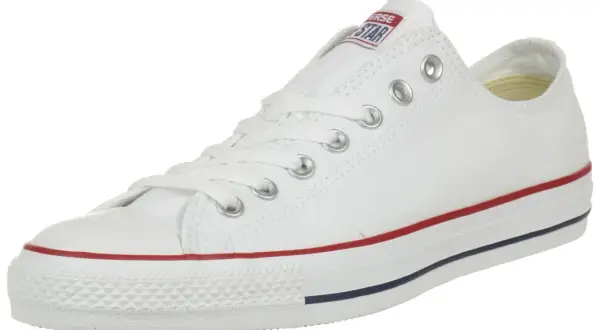 Scarpa bianca Converse All Star, modello basso, con lacci e logo "Converse All Star" sulla linguetta. La suola presenta le classiche strisce rosse e blu.
