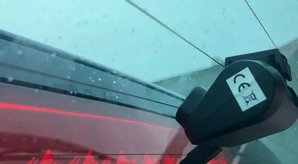 Kamera samochodowa z nalepką CE przyklejona do tylnej szyby. Jak odkleić kamerę z szyby?