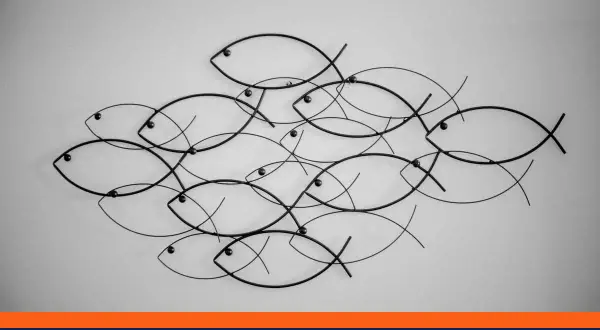 Décoration fil de fer tuto : un banc de poissons stylisés en métal noir, une idée déco originale pour un mur.