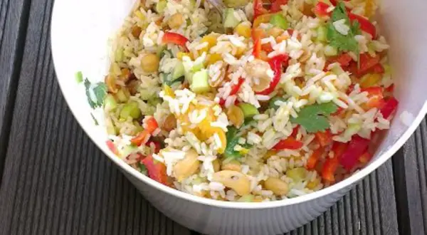 Bunter Reissalat mit Paprika, Erbsen und Cashewkernen. Ein köstliches Reissalat Rezept für den Sommer.