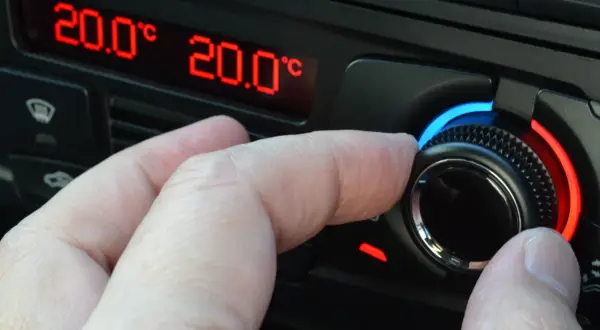 Czy po włączeniu klimatyzacji włącza się wentylator? Sprawdź, co może być nie tak