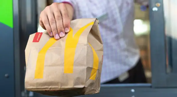Ile kosztuje burger w McDonald's? Sprawdź ceny i oferty!
