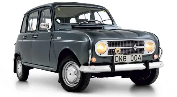 En mörkgrå Renault 4, en klassisk bil med rundade former och kromdetaljer, står redo för äventyr.