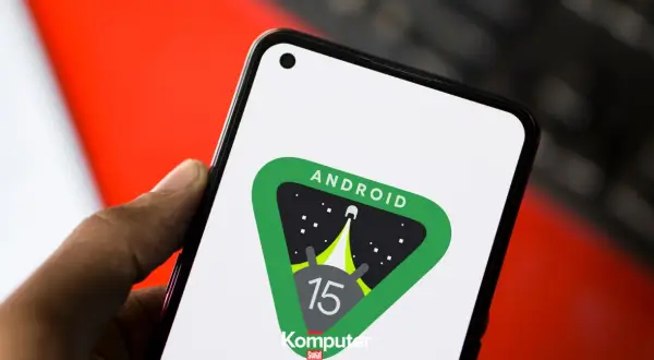 Dłoń trzyma smartfon z logo Android 15 w kosmicznym motywie.