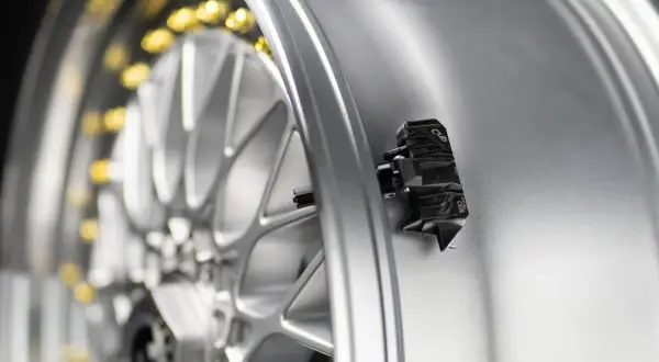 Czujnik TPMS na srebrnej feldze. Dowiedz się, tpms co to jest i jak działa.