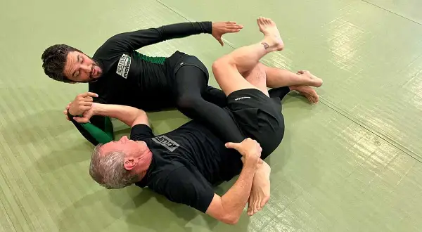 Mark Zuckerberg tränar BJJ på en matta. Han är i en position där han har kontroll över sin motståndare.