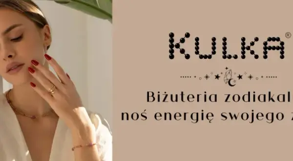 Kobieta w biżuterii zodiakalnej. Symbol serca, gwiazdy i księżyc. "Biżuteria zodiakalna, noś energię swojego znaku".