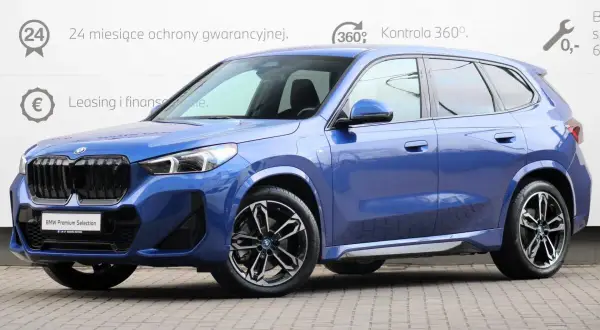 Niebieskie BMW iX1 na tle białej ściany z informacjami o gwarancji i finansowaniu. Sprawdź atrakcyjną bmw ix1 cena!