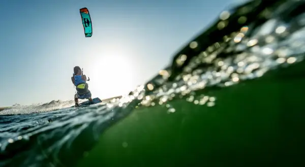 Gdzie na kitesurfing w Polsce? Odkryj najlepsze spoty!