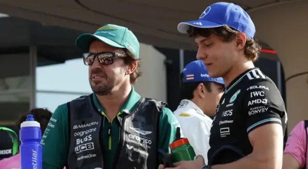 Fernando Alonso, a pesar de su edad, muestra su experiencia en la F1 junto a un joven piloto.
