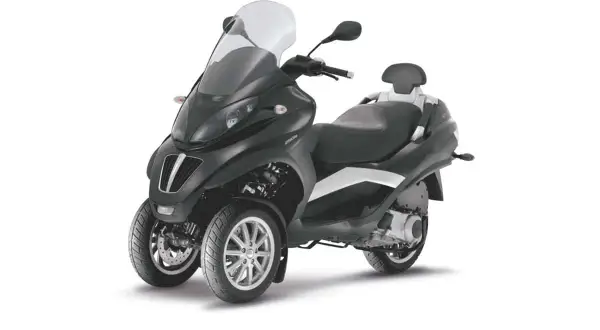 Elegante moto con dos ruedas delanteras, parabrisas alto y asiento doble.