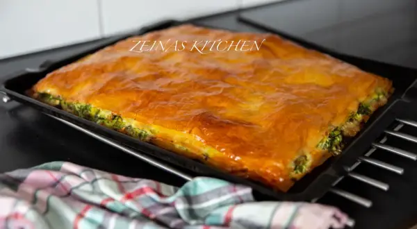 En gyllene filodegspaj med spenat och ost, redo att serveras. Ett perfekt filodeg recept för middagen.